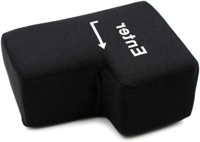 Allecto Plus - Groot Enter-Knop Anti-stressspeelgoed USB-invoersleutelkussen - Creatief en Comfortabel Desktopkussen - Anti-stress Bokszak - Computerkussen - Zwart.