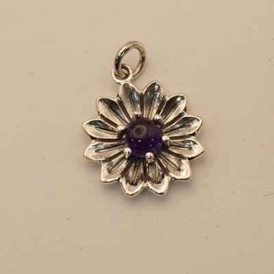 Sterling zilveren hanger bloem met paarse steen - bloem in bloei hangertje van 925 zilver - flower pendant silver - bedel voor aan ketting van prachtige bloem - vrouwelijke hanger van sterling zilver - 925 zilveren dames hanger van een grote bloem