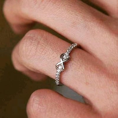 Huitan Minimalistische Band Trouwring voor Vrouwen Zilverkleurig Glanzend Kristal Zirkonia Subtiel Veelzijdig Meisjes Trendy Sieraden 6 brown