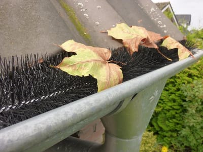 Regengoot Borstel - Gootbescherming Blad - Dakgoot Schoonhouden - Eenvoudige Montage Geen Gereedschap - 1.2 Meter Lengte