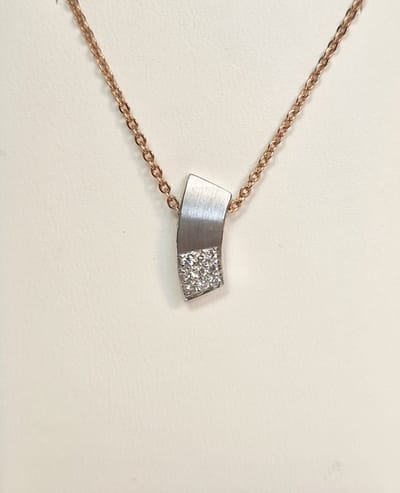 Witgouden hanger - 14karaat – diamant 0.10crt - Gewicht 1.5 gram - uitverkoop van €695,= voor €385,=