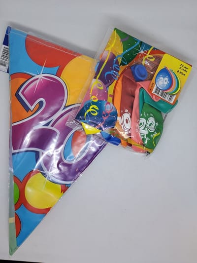versierpakket 20 jaar vlaggenlijn en ballonnen voor vrolijke verjaardag