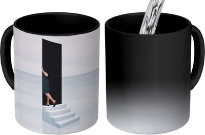Magische Mok - Foto op Warmte Mokken - Koffiemok - Vrouw - Trap - Abstract - Deur - Magic Mok - Beker - 350 ML - Theemok