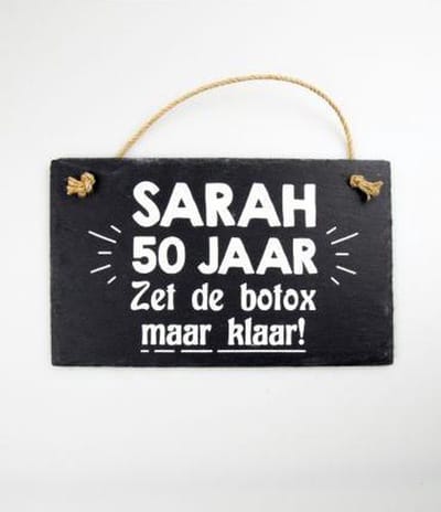 Stoneslogan - Spreuktegel - Sarah 50 jaar, zet de botox maar klaar! - In cadeauverpakking met gekleurd lint