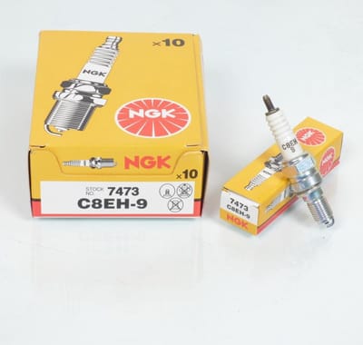 Bougie d'allumage NGK pour Moto Daelim 125 Evolution Après 2000 C8EH-9 / 7473 Neuf