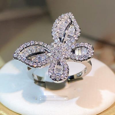 Prachtige sterling zilveren ring met grote vlinder en witte zirkonia, bezet met diamanten, perfect als sieraad voor dames, ideaal voor feestjes, bruiloften en verjaardagen. 8 gray