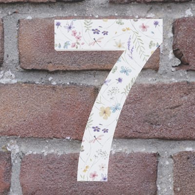 Huisnummer Arial 7 wit met bloemen - Maat: Klein (10 cm) - zelfklevend - Huisnummerbord