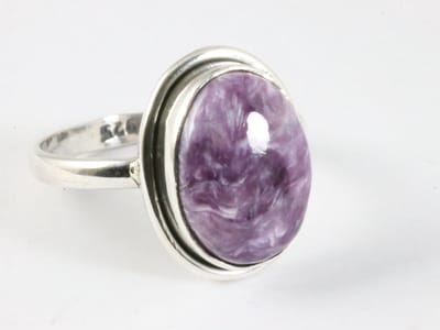 Ovale zilveren ring met paarse charoiet - maat 18