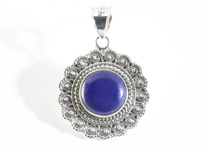 Ronde bewerkte zilveren hanger met lapis lazuli