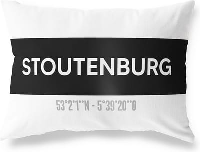 Tuinkussen STOUTENBURG - UTRECHT met coördinaten - Buitenkussen - Bootkussen - Weerbestendig - Jouw Plaats - Studio216 - Modern - Zwart-Wit - 50x30cm