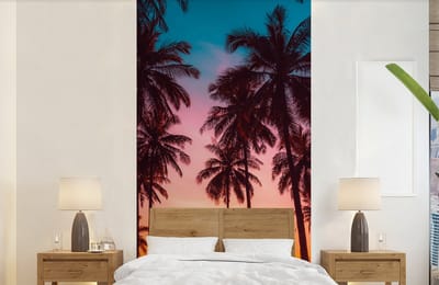 Behang - Fotobehang Palmboom - Zonsondergang - Horizon - Strand - Oranje - Roze - Breedte 120 cm x hoogte 240 cm