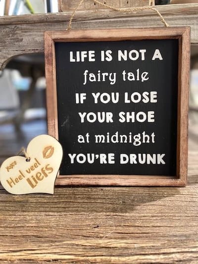 tekstlijstje life is a fairy tale inclusief houten hartje veel liefs / 20x18cm / met de tekst; life fairy tale / natural/black