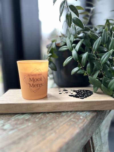 Creaties van Hier - Kaarsen - Mooi Mens - Wenskaarsje met Plankje - Hout - Glas - 6,7 x 5,6 cm