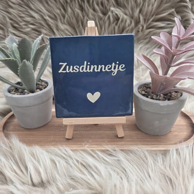 Robuust wenstegeltje – Zusdinnetje – Lief Cadeau voor Zus of Beste Vriendin – Stijlvolle Wanddecoratie met Betekenis – Trendy nu – Decoratief Tegeltje met Standaard – Cadeau Idee