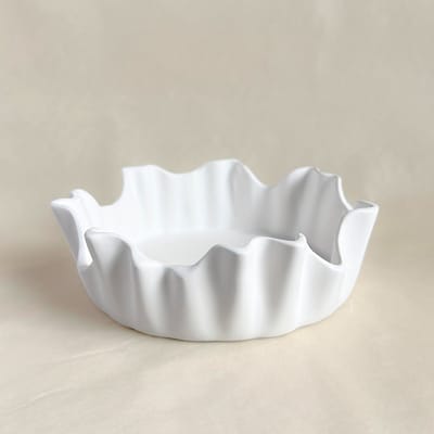 Ronde sculpturale golvende schaal - Decoratieve kom van porseleingips – handgemaakt – wit