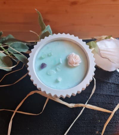 Handgemaakte kaars van soja wax - GROEN gips pot - groen flouride en amethist chips - oriëntaalse en intense geur - 180gr