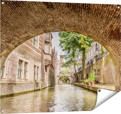 Gards Tuinposter Gracht in Utrecht onder de Brug - 100x80 cm - Tuindoek - Tuindecoratie - Wanddecoratie buiten - Tuinschilderij
