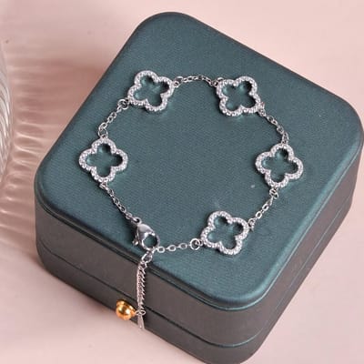 Sjika - Klaver Armband Dames Zilverkleurig – Luxe Armband met Strass Klaver Bedels – Elegante Verstelbare Dames Armband – Trendy Sieraden - Cadeau voor haar