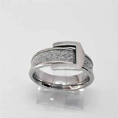 Ring - dames - RVS - in vorm als een riem in Stardust die blinkerd als diamant en strakke straal gesp in maat 16.