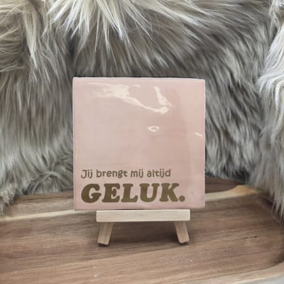 Robuust Wenstegeltje “Jij brengt mij altijd geluk” – Lief Cadeau tegeltje – Trendy nu – Valentijn – Vriend(in) – Familie – Gezin – Zomaar – Cadeau – Incl standaard