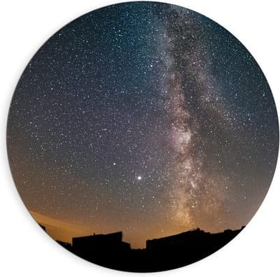 Dibond Wandcirkel - Sterrenhemel boven Stad - 90x90cm Foto op Aluminium Wandcirkel (met ophangsysteem)