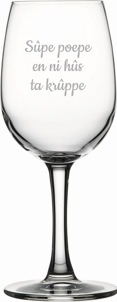 Witte wijnglas gegraveerd - 26cl - Sûpe poepe en ni hûs ta krûppe