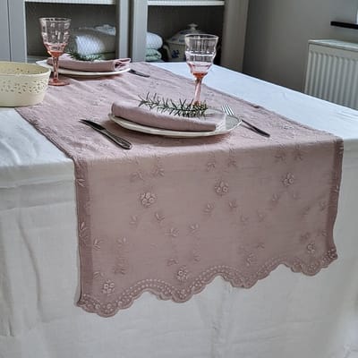 Tafelloper | Victoria - Geborduurde Voile - Geschulpte Randen - Roze - 55x180 cm