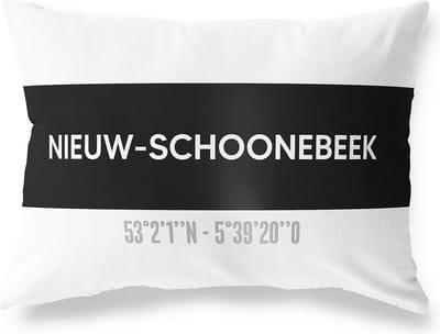 Tuinkussen NIEUW-SCHOONEBEEK - DRENTHE met coördinaten - Buitenkussen - Bootkussen - Weerbestendig - Jouw Plaats - Studio216 - Modern - Zwart-Wit - 50x30cm