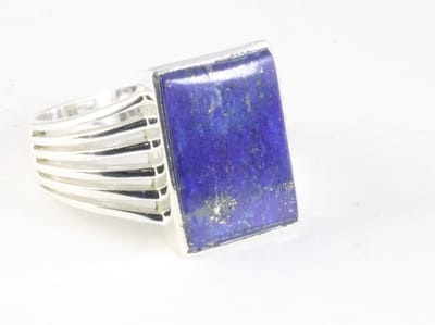 Opengewerkte rechthoekige zilveren ring met lapis lazuli - maat 19