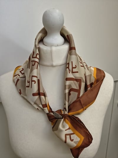 Vierkante dames Pleun-fantasiemotief-taupe terracotta bruin-70x70-neksjaal-halssjaal