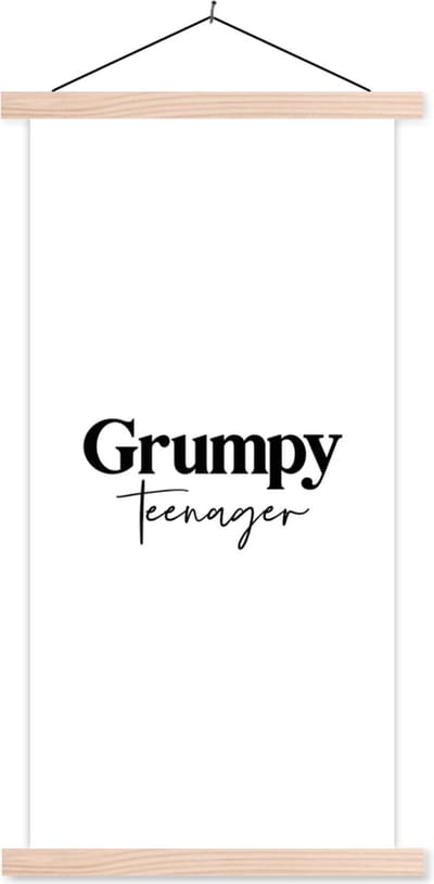 Posterhanger incl. Poster 60x120 cm - Schoolplaat - Kind - Spreuken - Zwart - Wit - Quotes - Grumpy teenager - Textielposter - Blanke latten