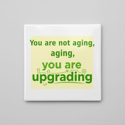 “You Are Not Aging, You Are Upgrading” Keramische Tegel – 15×15 cm Grappige Verjaardagsquote Woondecoratie Cadeau