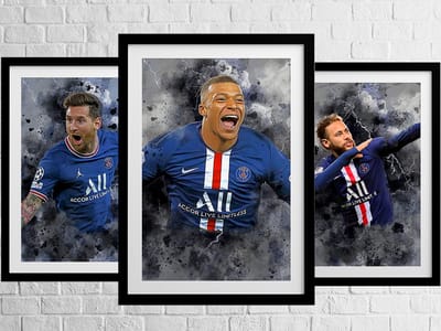 Posters Messi - Neymar - Mbappé - voordeelset 3 stuks - A2+ Formaat - 3 Luik poster - Geschikt om in te lijsten - Affiche Voetbal Posters - 43,2 x 61 cm (A2+) - Voetbal Cadeau