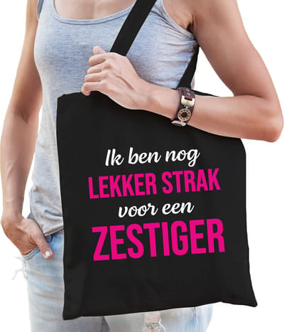 Ik ben nog lekker strak voor een zestiger cadeau tas zwart voor dames - 60 jaar verjaardag kado tas / shopper