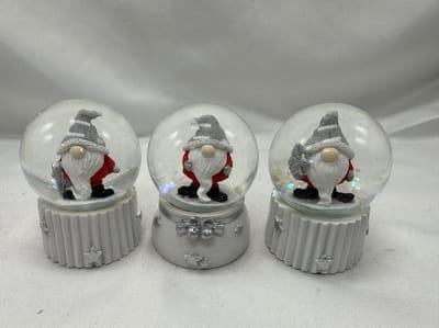 Decoratieve set van 3 glitterbollen met Kerstman - Wit + Zilver - Kerstman + hout / Kerstman / Kerstman + Kerstboom - Hoogte 6.5 x dia 5 cm - Polyresin + Glazen bol - Kerstdecoratie - Kerstversiering - Woonaccessoires