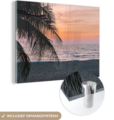 MuchoWow® Glasschilderij 160x120 cm - Schilderij acrylglas - Palmboom - Strand - Zee - Avond - Foto op glas - Schilderijen