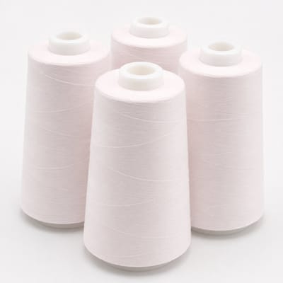 Polyester Overlockgaren – 4 Cones × 2700 m – Totaal 10.800 m – Lichtroze 252