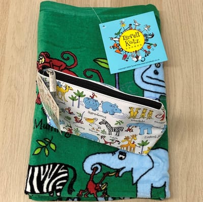 Jungle dieren kinder handdoek / strandlaken met bijpassend toilettasje - Tyrrell Katz