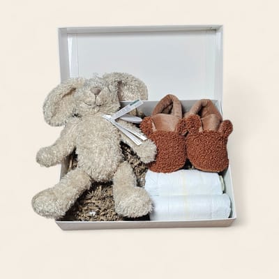 Luxe kraamcadeau – met luiers, Apollo slofjes en knuffel Rabbit Rana