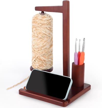 Multifunctionele Houten Wolhouder met Magnetische Functie, Draaibare Wol Reel en Telefoonstandaard voor Haakjes en Breiwerk