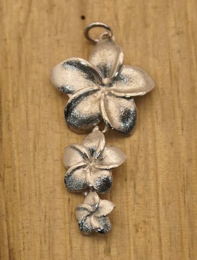 Sterling zilveren hanger 3 bloemen onder elkaar - bloemen hangertje van 925 zilver - 3 bloem hanger van zilver - bedel voor aan ketting van bloem - sierlijke bloemen hangers - zilveren hangers cadeau tip - vrouwen, dames en meisjes hangers zilveren
