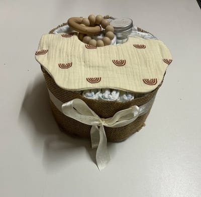 Luiertaart Neutraal – Regenboog Slab + Houten Ringrammelaar Beige + Natuurlijke Balsem – Handgemaakt Kraamcadeau / Babyshower Gift