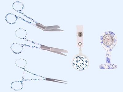 Verpleegkundige Accessoires Set Porselein – Verpleegstershorloge – Badgehouder Jojo – Scharenset – Cadeauset voor Zorgpersoneel