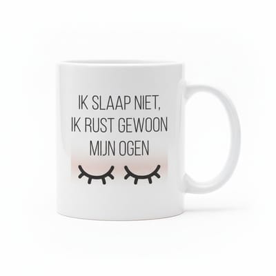 “Ik Slaap Niet, Ik Rust Gewoon Mijn Ogen” Grappige Nederlandse Tekst Mok – Humor Koffiemok 330 ml