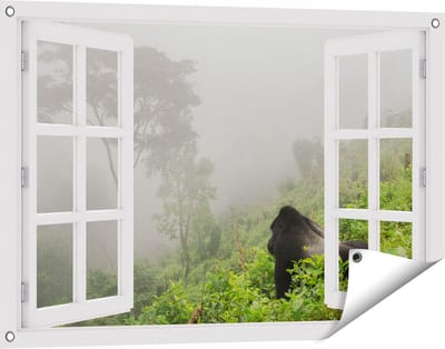 Gards Tuinposter Doorkijk Gorilla in het Woud tijdens de Mist - 90x60 cm - Tuindoek - Tuindecoratie - Wanddecoratie buiten - Tuinschilderij
