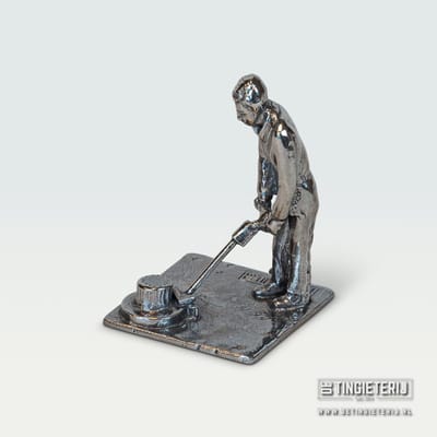 Tinnen Schoonmaker Beeldje – Handgemaakt Miniatuur Beroep – Poetsen & Reiniging Decoratie – Uniek Cadeau - schoonmaakjubileum - pensioen