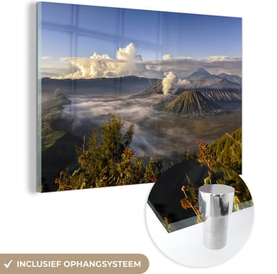 ® Glasschilderij 180x120 cm - Schilderij acrylglas - Wolken omringen het vulkanische landschap van het Nationaal Park Bromo Tengger Semeru - Foto op glas - Muurdecoratie woonkamer - Wanddecoratie slaapkamer - Schilderijen