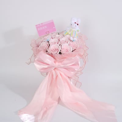 Roze Rozenboeket met Knuffel Konijntje Kunstbloemen cadeauverpakking. Gedecoreerd met strik, decoratieve bloemen, parels,
