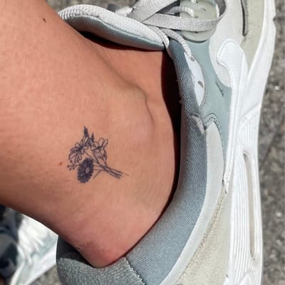 Tijdelijke tattoo wildbloemen | Neptattoo volwassenen | Tijdelijke tattoo voor volwassenen | Temporary tattoo | Plaktattoos voor volwassenen | Neptattoos | Probeer zorgeloos een tattoo | tattforaweek
