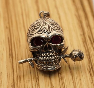 Sterling zilver hanger doodskop rode ogen en sierlijke met roos in de mond- doodshoofd met sierlijke tekens over het hoofd en roos in mond hanger van 925 zilver - 925 zilveren hangers gothic - sterling zilveren horror hangers